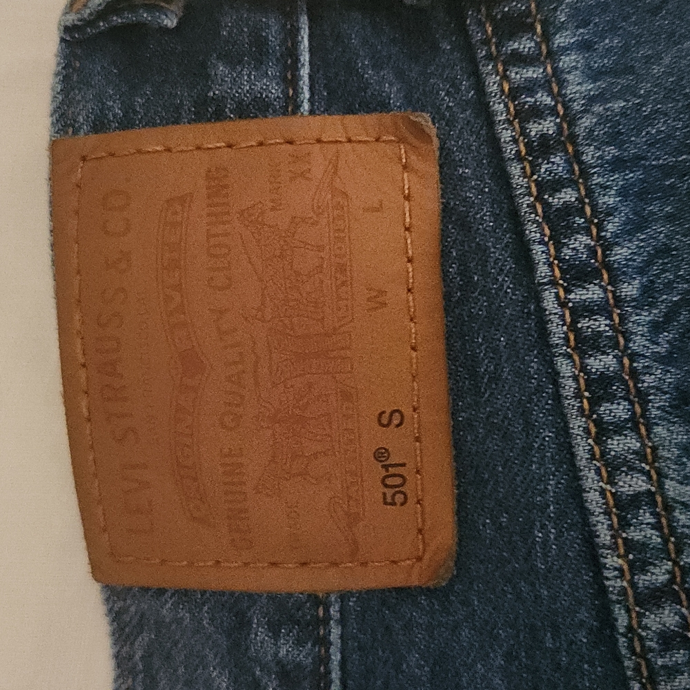 Awesome pair of skinny Levi's 501, size 29/30's . Fit is skinny 100%cotton